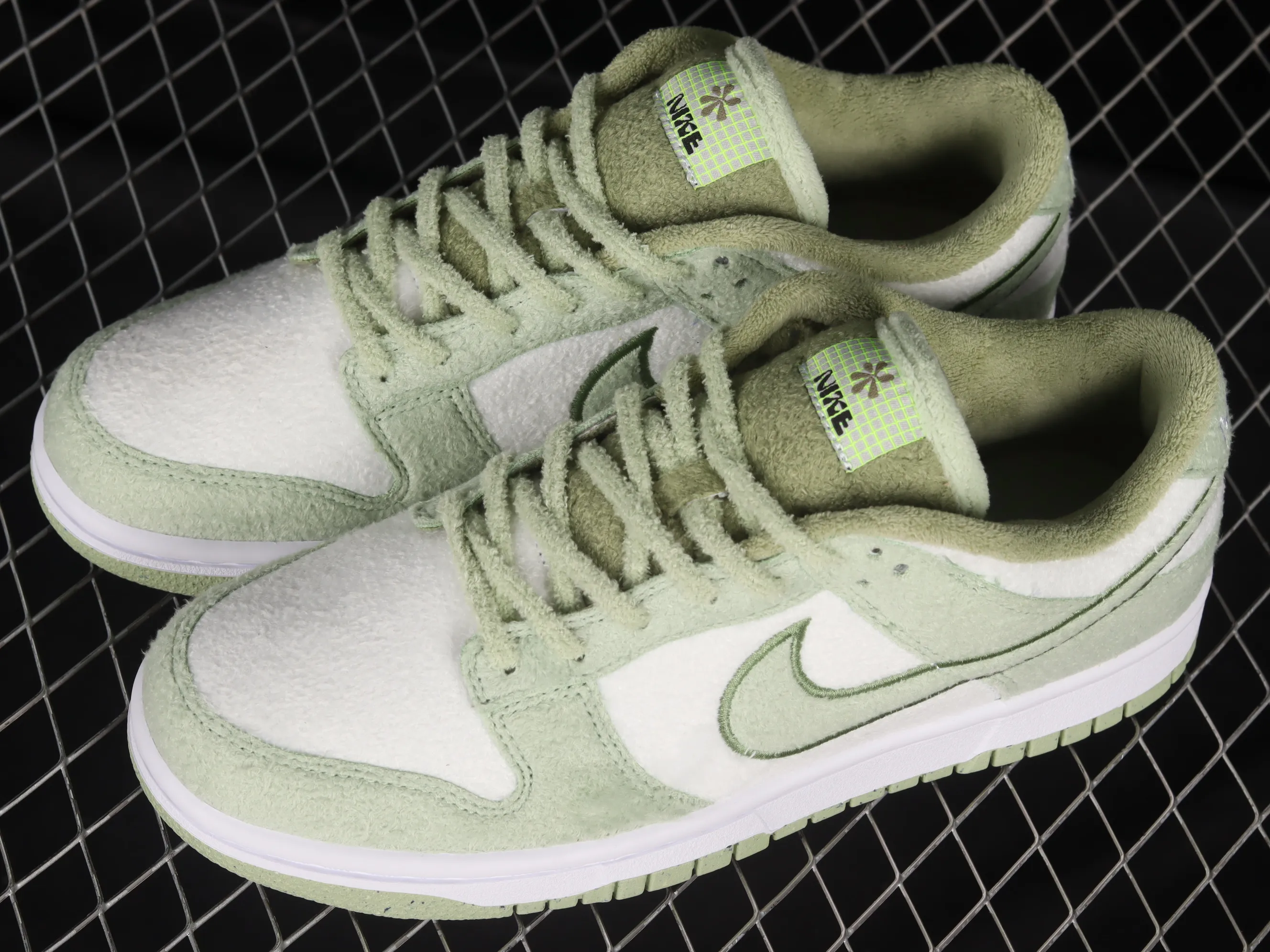 All categories Nk SB Dunk series Nk SB Dunk Low low-top sneakers C version Nk SB Dunk Low wool white green SB low-top sports and leisure sneakers DQ7579-300